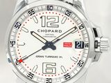 un gros plan d'une montre au cadran blanc et au bracelet en cuir noir