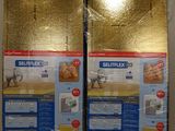 deux boîtes recouvertes de papier doré posées sur un comptoir blanc