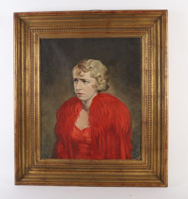 portrait d'une femme en robe rouge, avec un châle rouge