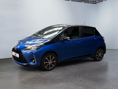 La Toyota Yaris bleue est garée dans une pièce blanche