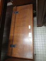 VENTE VOL : Petit coffre en bois naturel teinté, façade à dé… (photo 2)