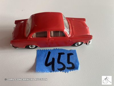 une petite voiture rouge posée sur une feuille de papier bleue