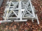 un tas de tuyaux métalliques posés par terre dans les bois
