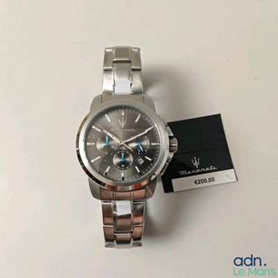 gros plan d'une montre sur une surface blanche avec une étiquette