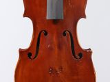 un vieux violon avec un archet accroché à son dos