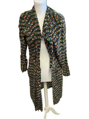 La veste est multicolore et présente un motif floral.