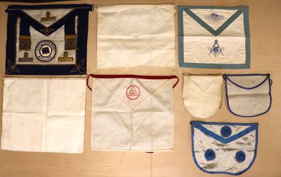 Un ensemble de 8 tabliers maçonniques en tissu et peau , la …