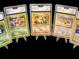 Plusieurs cartes Pokémon sont alignées les unes à côté des autres sur un fond noir.