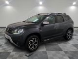 La Dacia grise est garée sur un sol à damier