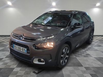 La Citrole est garée sur un sol à damier dans un showroom