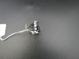 une bague en argent ornée d'une fleur sur un fond noir