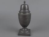 un vieux vase en argent muni d'un couvercle, sur fond gris