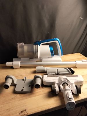 une photo d'un aspirateur et d'autres outils posés sur une table