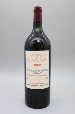 la bouteille de vin rouge est posée sur une surface blanche