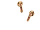 une paire de boucles d'oreilles en saphir rose et diamants sur fond blanc