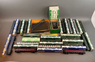 un grand nombre de trains miniatures qui se trouvent sur la table
