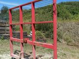 une clôture rouge dans laquelle se trouvent tout un tas d'objets