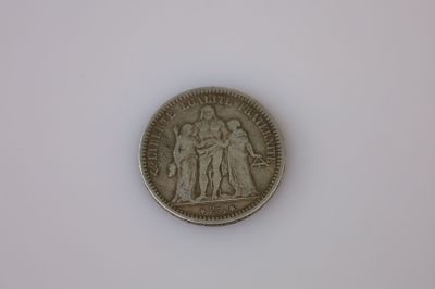 l'image d'une pièce de monnaie posée sur une surface blanche