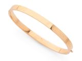un bracelet rigide en or jaune sur fond blanc