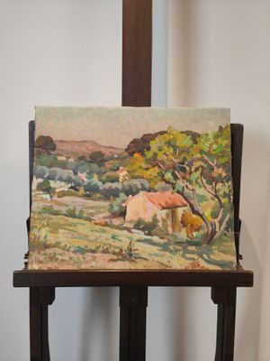 une image d'un tableau sur un chevalet dans une pièce