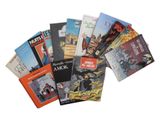 un grand nombre de livres posés sur une table