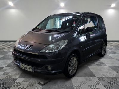 la photo d'une petite voiture noire garée dans un garage