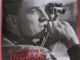 affiche représentant un homme tenant un appareil photo devant son visage