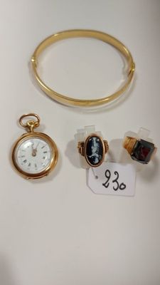 trois types différents de montres et de bracelets posés sur une table