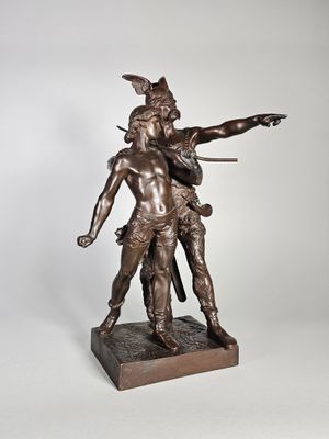statue en bronze représentant un homme et une femme, posée sur un socle en marbre