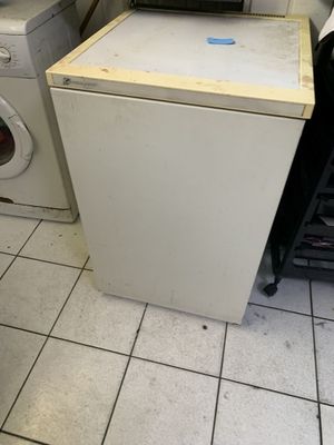 une photo d'une cuisine équipée d'un lave-linge et d'un sèche-linge