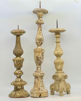 Ensemble de 3 pique-cierges en bois sculpté anciennement dor…