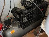 un petit compresseur d'air posé dans un coin de la pièce