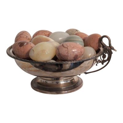 Collection d'OEUFS en marbre et pierres dures, on y joint un…