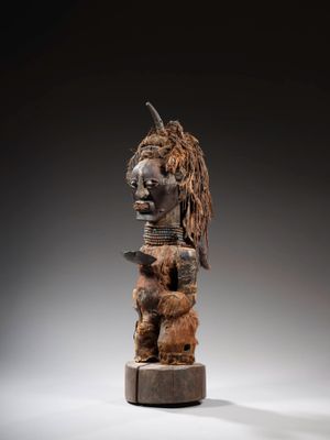 une image représentant une sculpture en bois d'un homme dont la tête est celle d'une chèvre