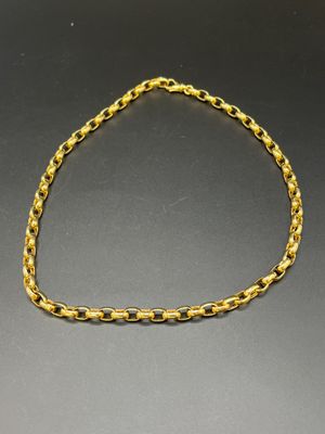 un bracelet en chaîne dorée sur un fond noir