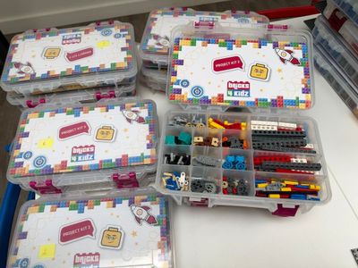 beaucoup de Lego dans les boîtes en plastique posées sur la table