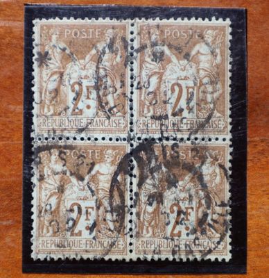 un gros plan sur quatre timbres posés sur une surface en bois