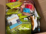 une boîte en carton remplie d'objets divers qui s'y trouvent