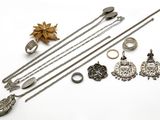 un assortiment de bijoux comprenant un collier, une bague et d'autres articles