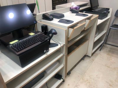 un bureau équipé d'un ordinateur et d'une imprimante