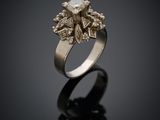 une bague en or sertie d'un diamant blanc entouré de petits diamants