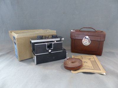 deux valises et une boîte posées sur une table
