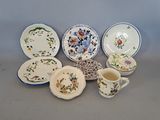 de nombreux types d'assiettes et de tasses sur la table