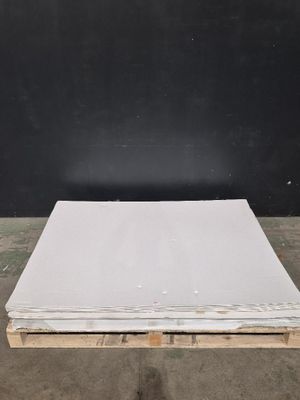 un matelas blanc posé sur une palette en bois