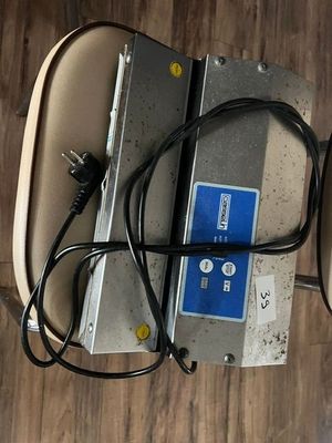 deux appareils électroniques posés sur une table
