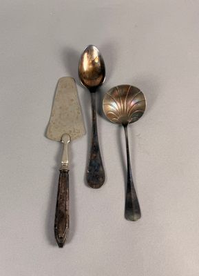 trois cuillères, une spatule et un couteau posés sur une table