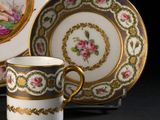 une tasse et une soucoupe posées sur une table à côté d'une assiette