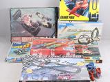 Il y a tout un tas de jouets et de jeux posés sur une table