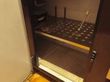 un petit réfrigérateur dans un coin d'une petite cuisine