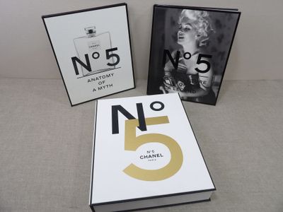 trois photographies encadrées représentant le Chanel n° 5, le n° 5 et le n° 5